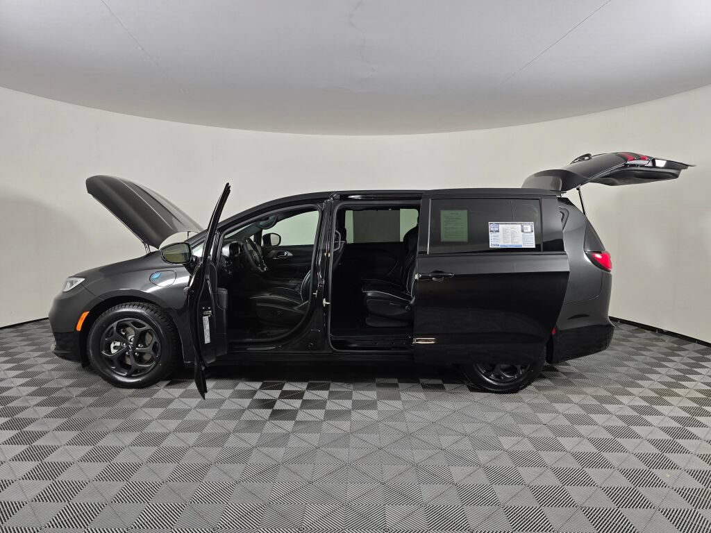 Used 2023 Chrysler Pacifica Limited w/ Uconnect Theater Family Group FWD image 16