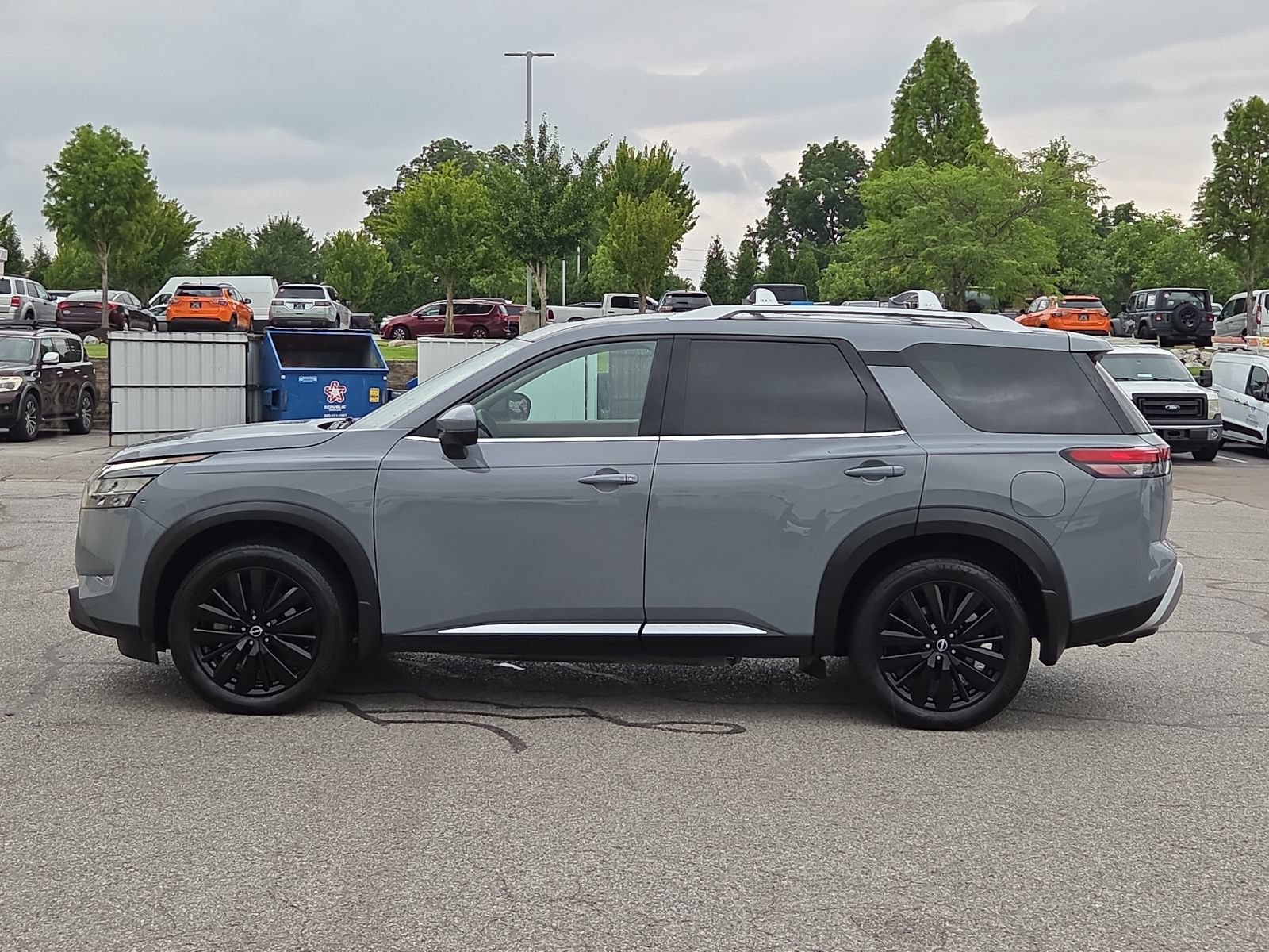 Used 2024 Nissan Pathfinder Platinum FWD image 2