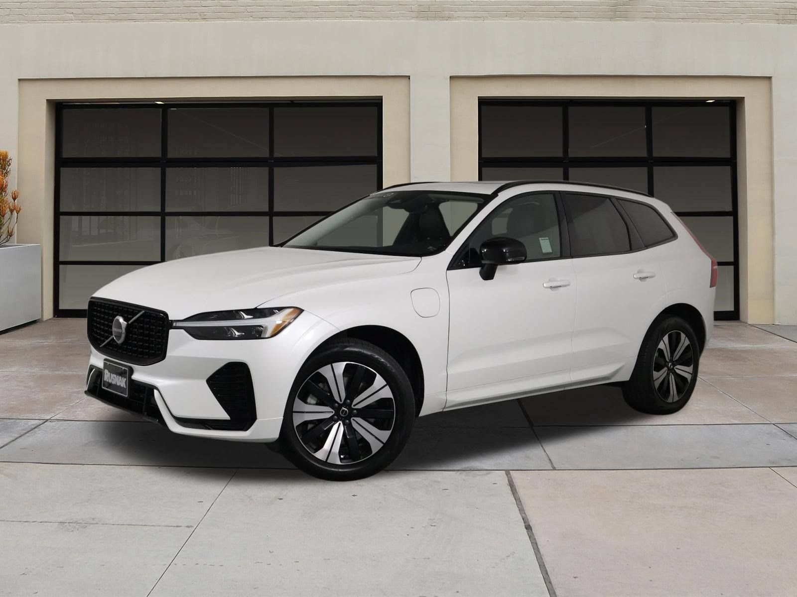 Certified 2025 Volvo XC60 T8 Core w/ Protection Package Premier AWD/4WD image 3