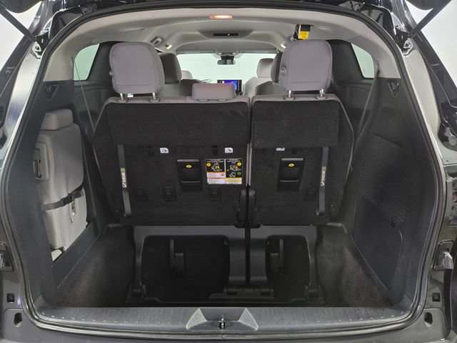 Used 2025 Toyota Sienna LE image 44