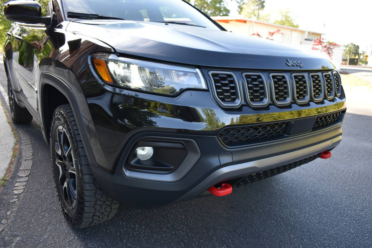 Used 2025 Jeep Compass Trailhawk w/ Sun & Sound Group AWD/4WD image 44