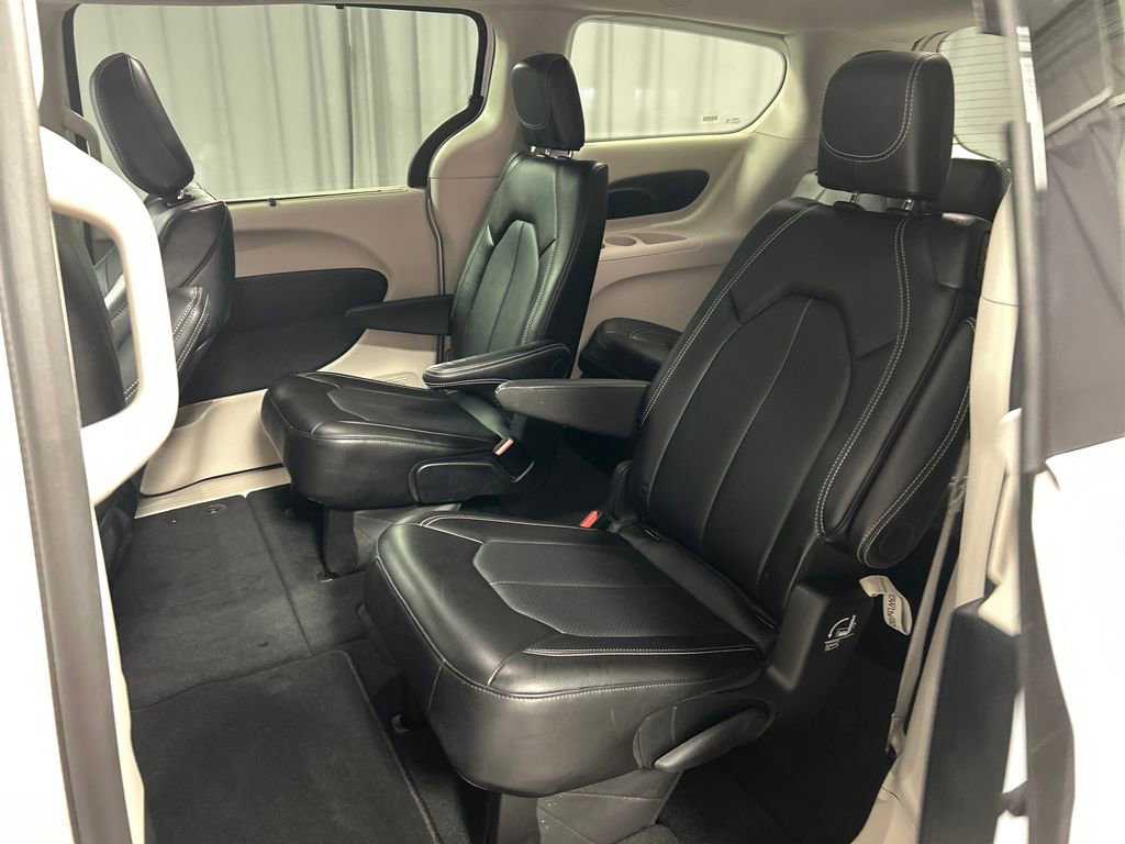 Used 2024 Chrysler Pacifica Touring-L FWD image 23