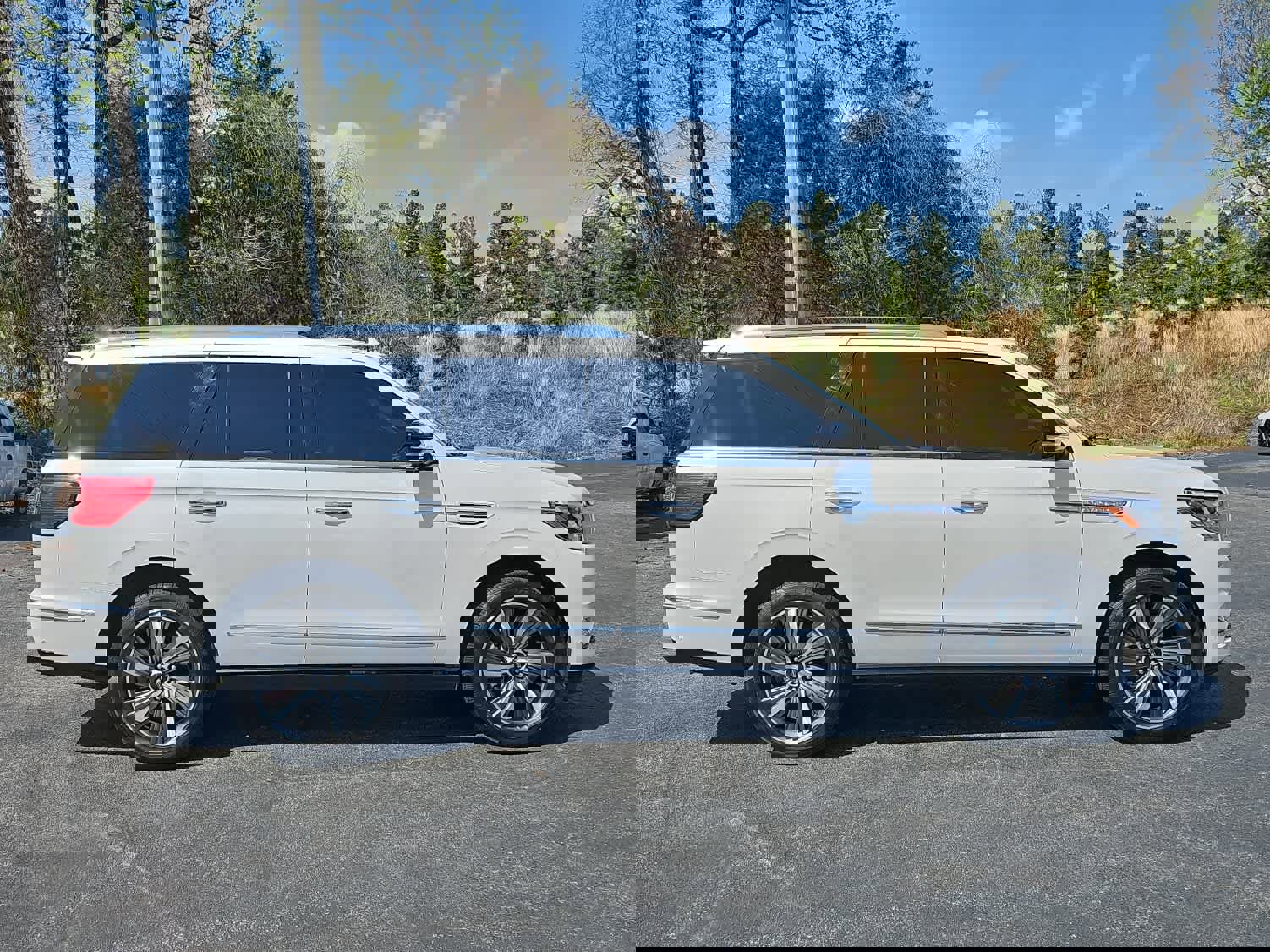 Used 2019 Lincoln Navigator Reserve image 2