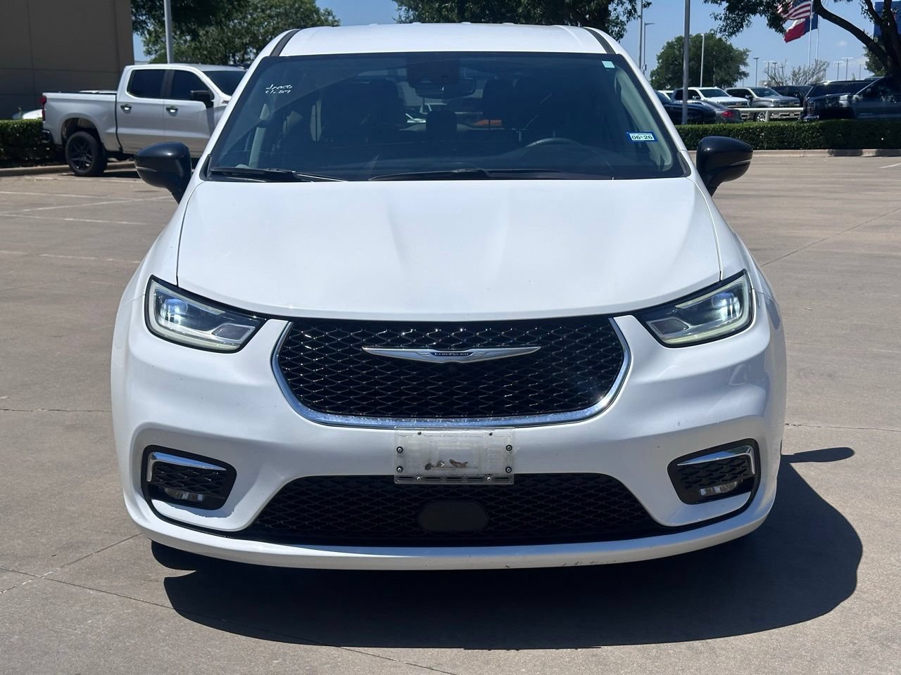Used 2024 Chrysler Pacifica Touring-L FWD image 3
