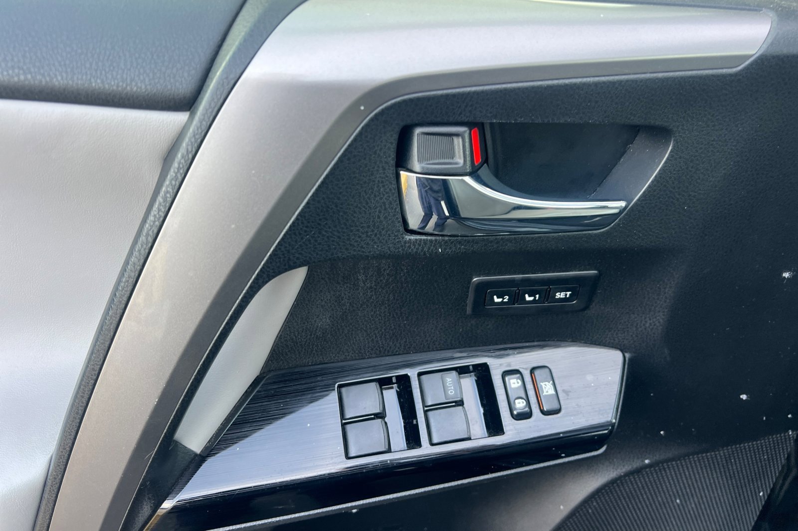 Used 2017 Toyota RAV4 Limited w/ Advanced Technology Package image 8