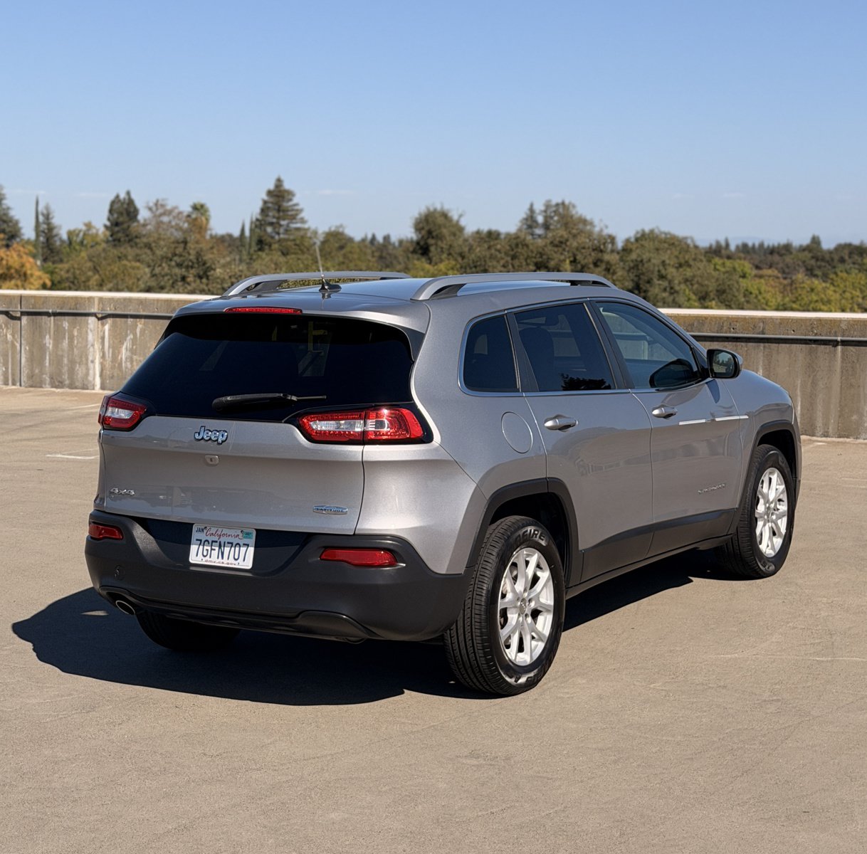 Used 2015 Jeep Cherokee Latitude AWD/4WD image 5