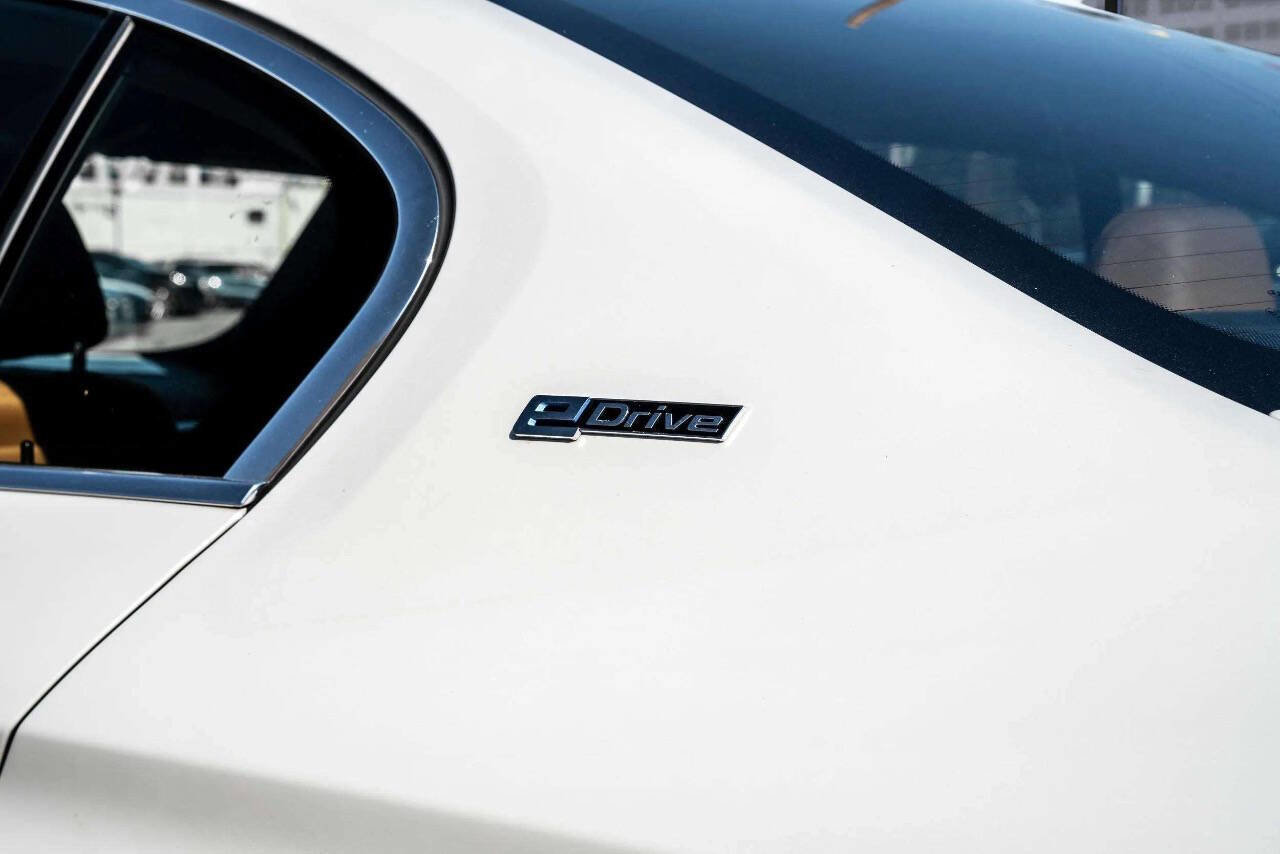 Used 2019 BMW 530e xDrive w/ Convenience Package image 12