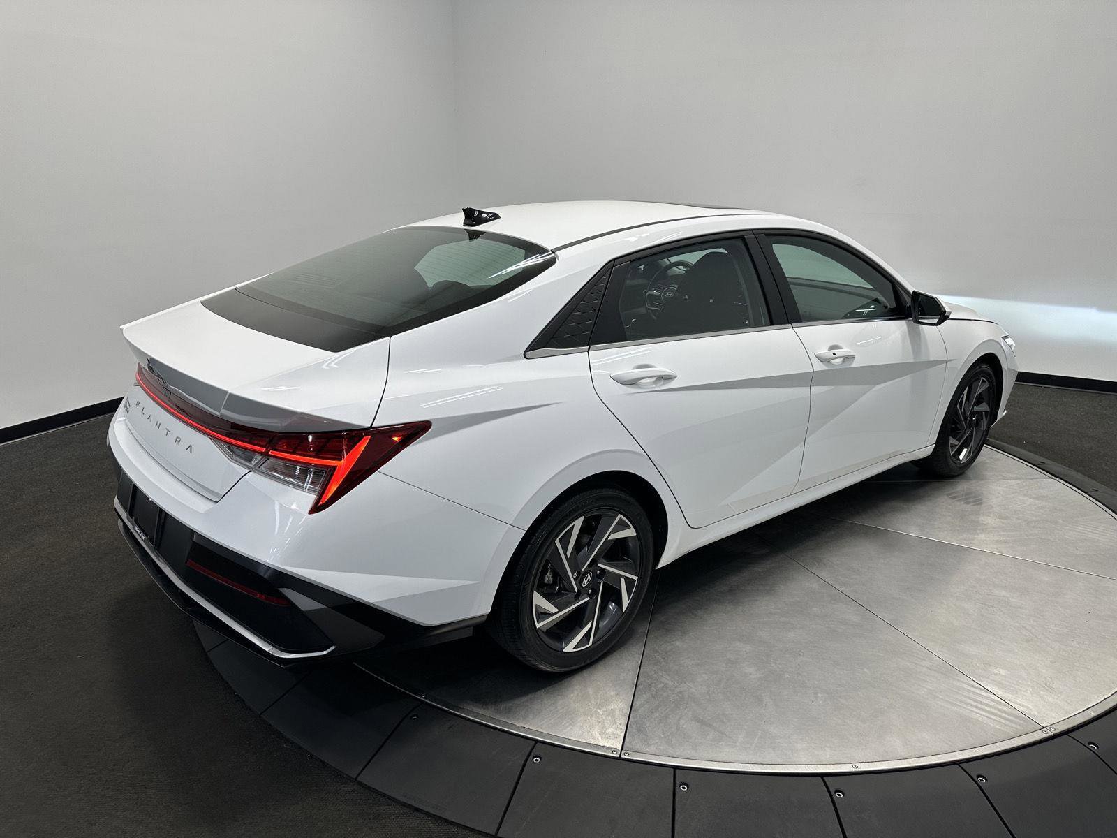 Certified 2024 Hyundai Elantra SEL w/ Convenience Package FWD image 7