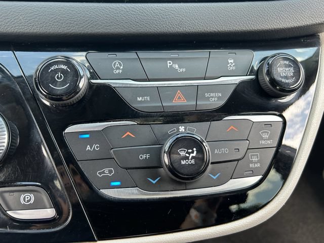 Used 2020 Chrysler Pacifica Touring-L FWD image 14