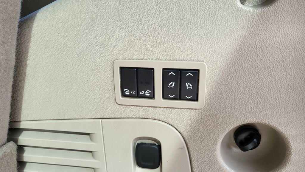 Used 2018 Cadillac Escalade Luxury AWD/4WD image 13