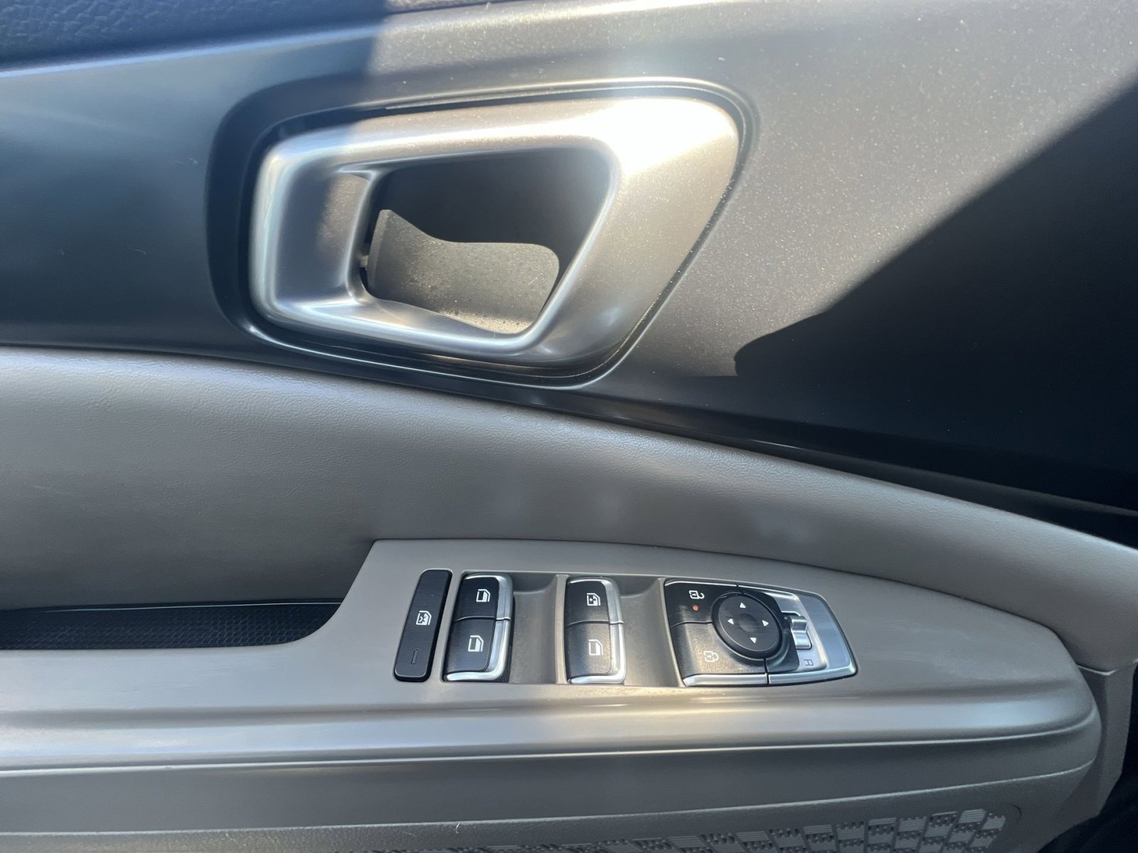 Used 2025 Kia Carnival FWD image 23
