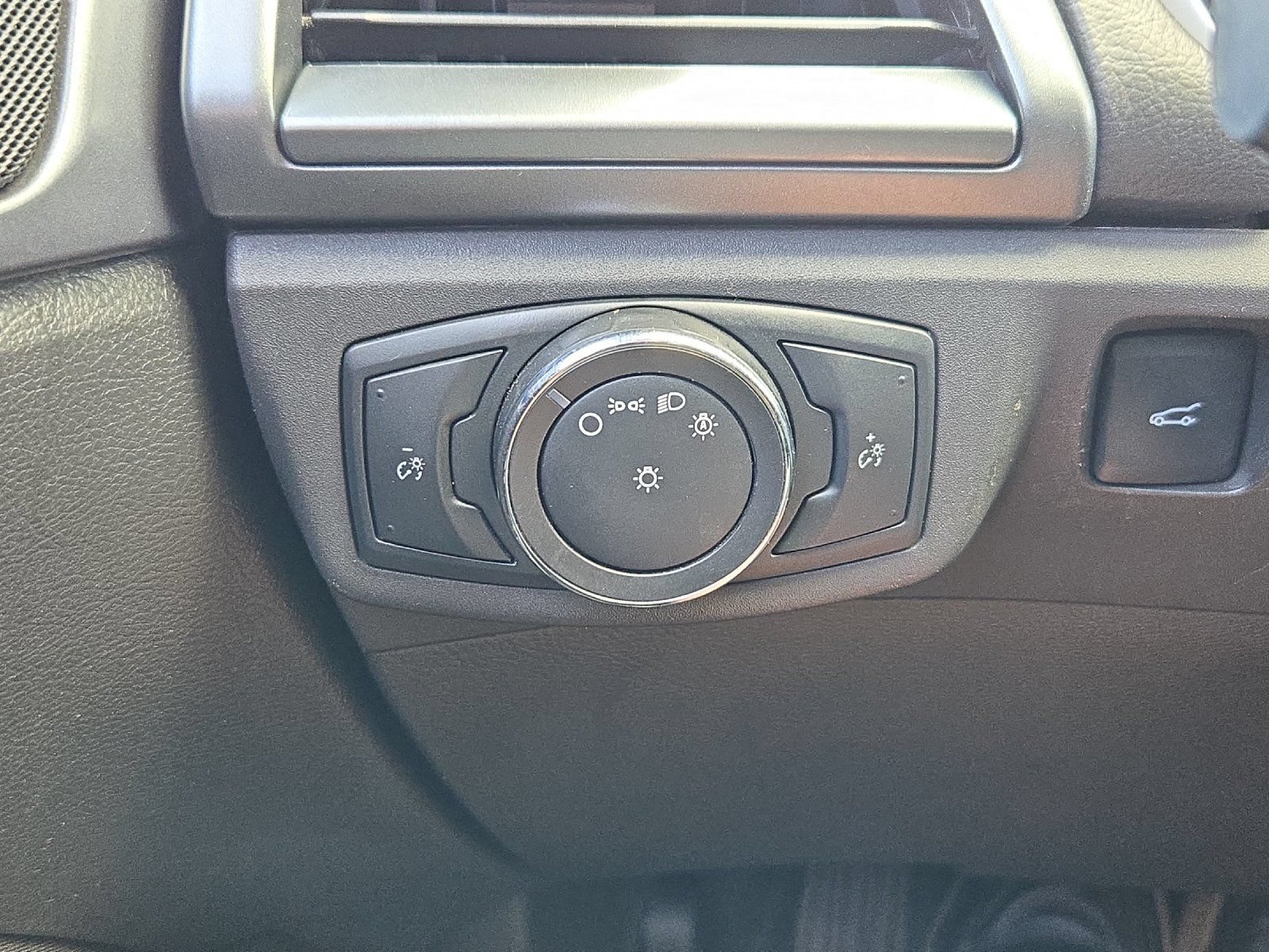 Used 2015 Ford Fusion SE FWD image 24