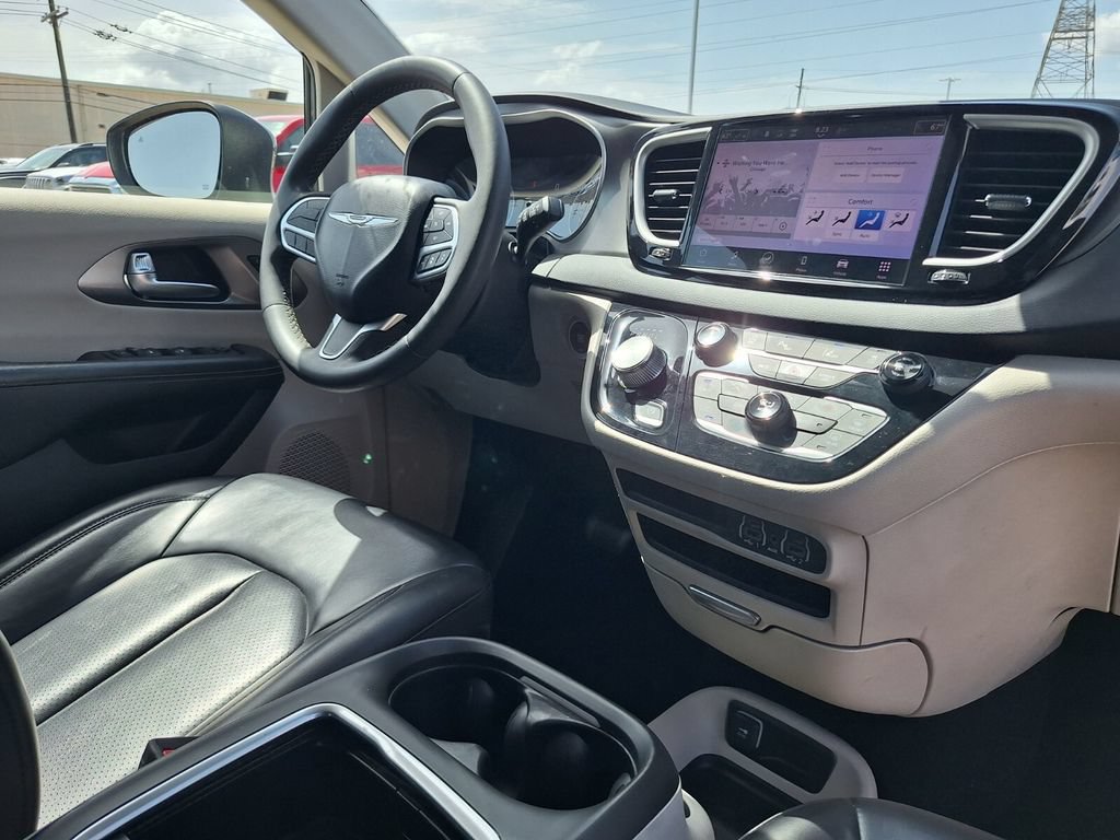 Used 2023 Chrysler Pacifica Touring-L FWD image 25