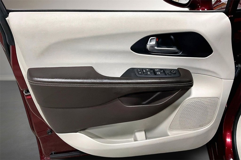 Used 2021 Chrysler Pacifica Touring image 20