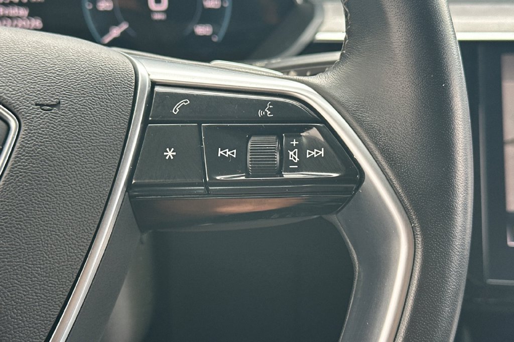 Used 2022 Audi e-tron Premium AWD/4WD image 29