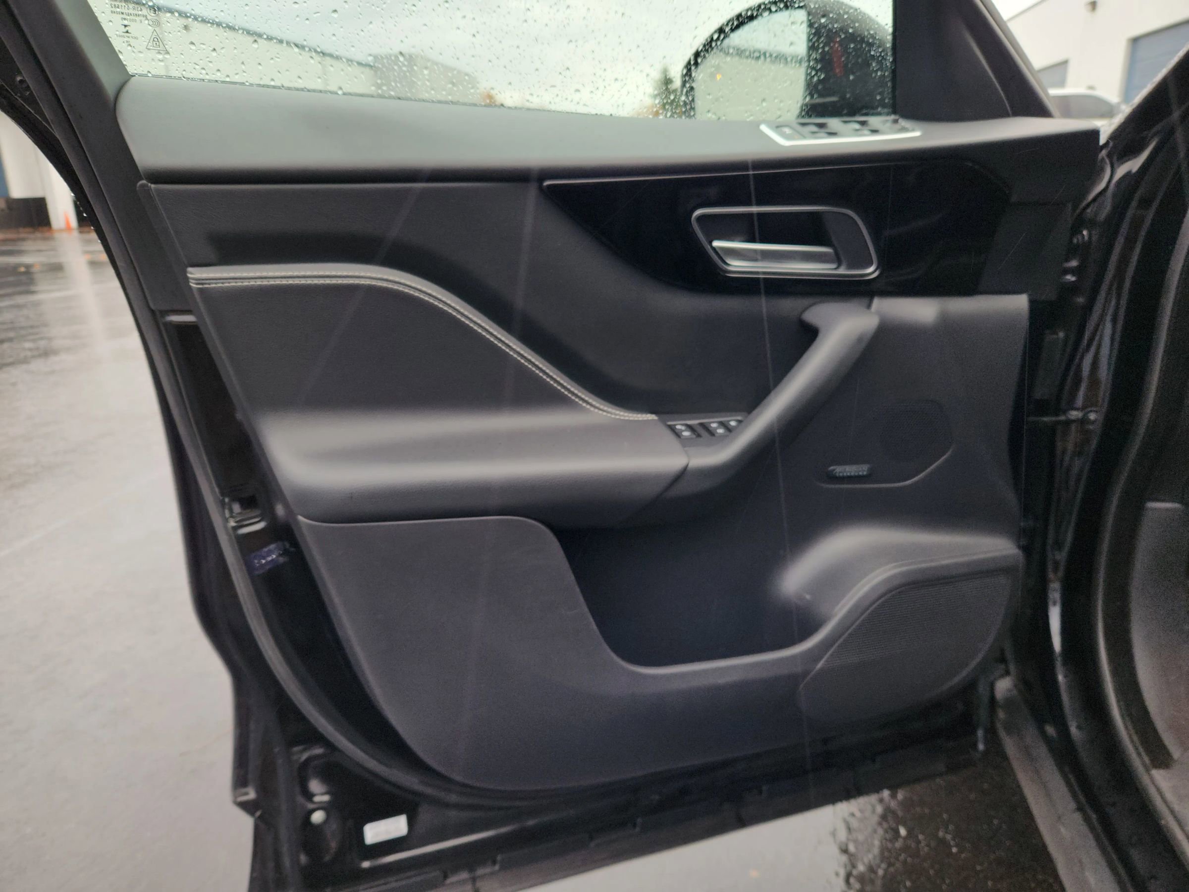 Used 2017 Jaguar F-PACE R-Sport image 8