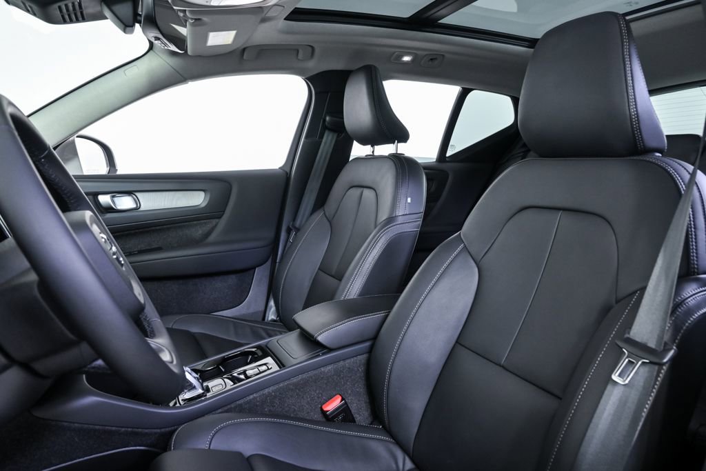 Certified 2025 Volvo XC40 B5 Plus image 7