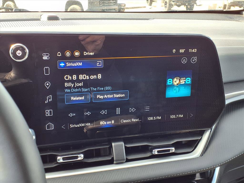 Used 2025 Chevrolet Equinox LT image 4