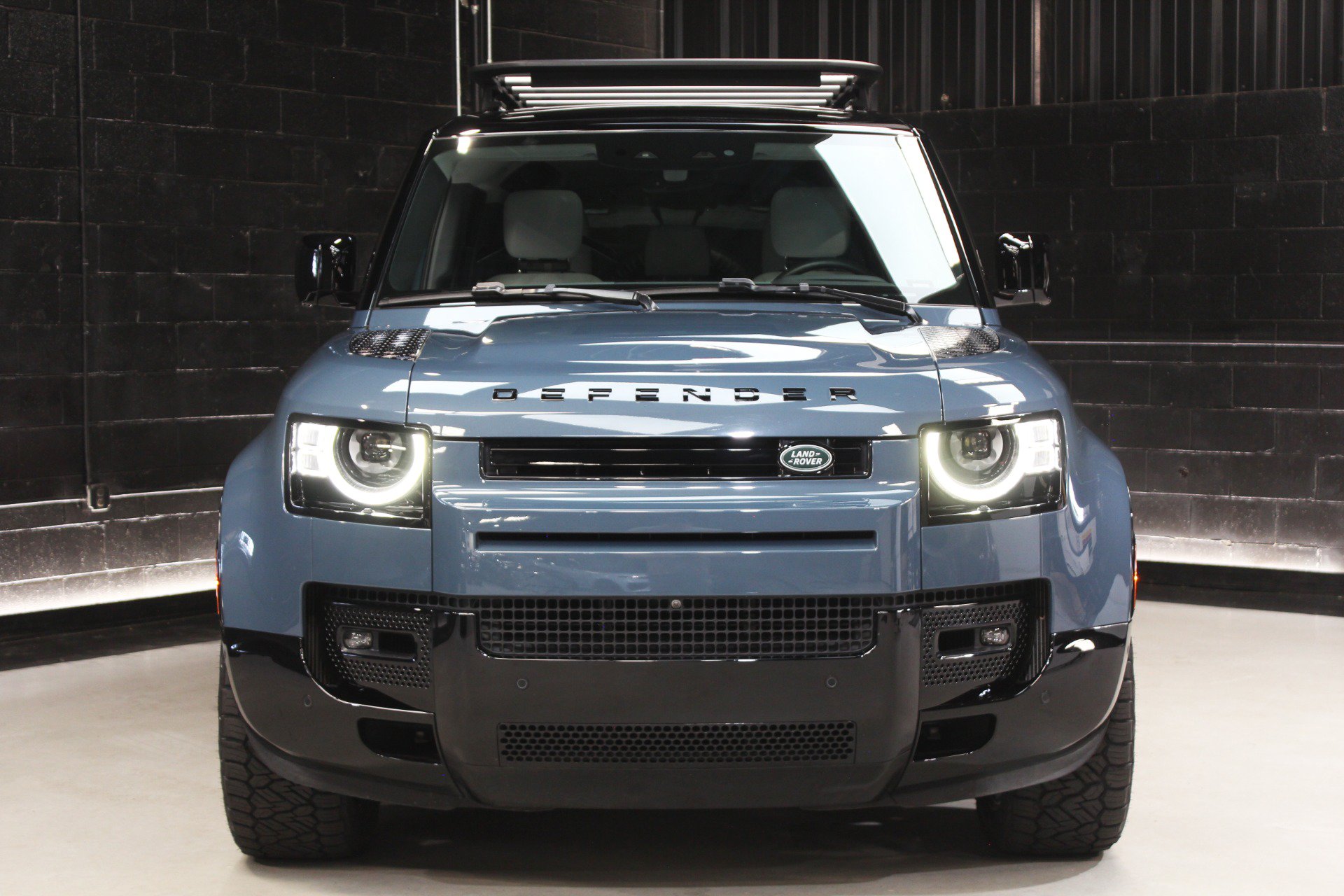 Used 2025 Land Rover Defender 110 X-Dynamic SE AWD/4WD image 4