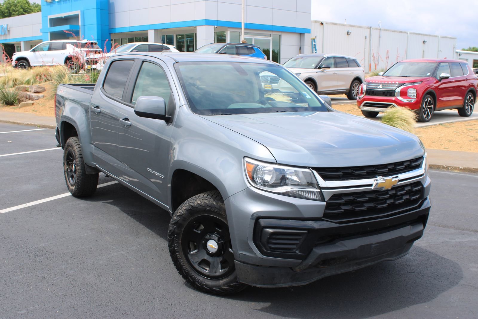 Used 2022 Chevrolet Colorado W/T AWD/4WD image 2