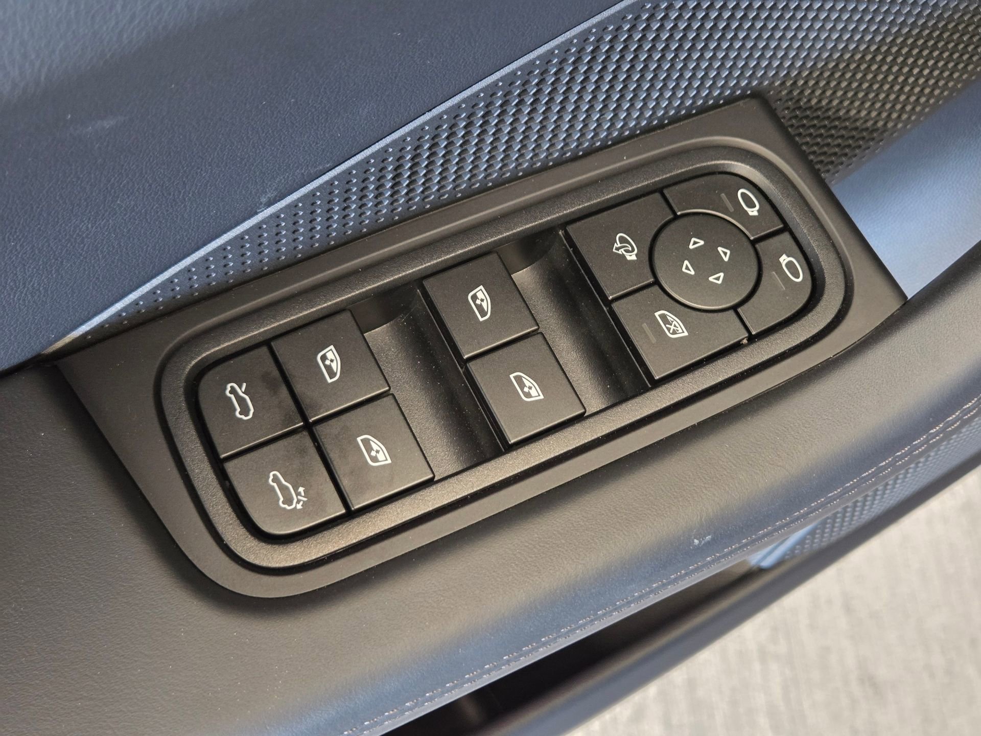 Certified 2025 Porsche Macan 4 Electric image 15