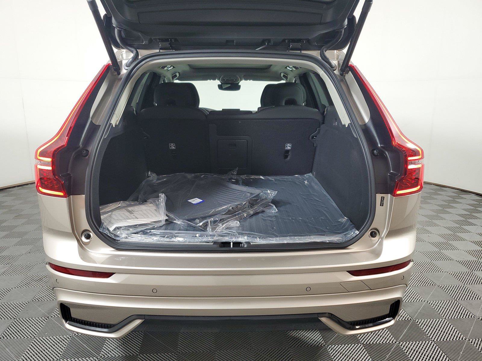 New 2026 Volvo XC60 B5 Plus w/ Climate Package AWD/4WD image 9