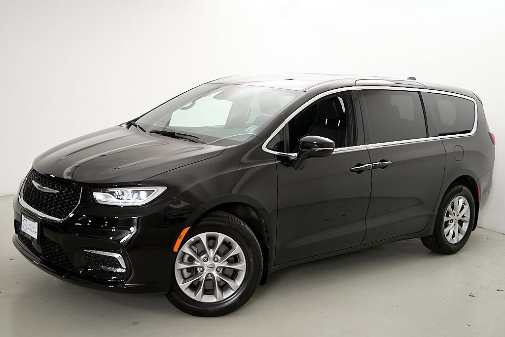 Used 2025 Chrysler Pacifica Select AWD/4WD image 3