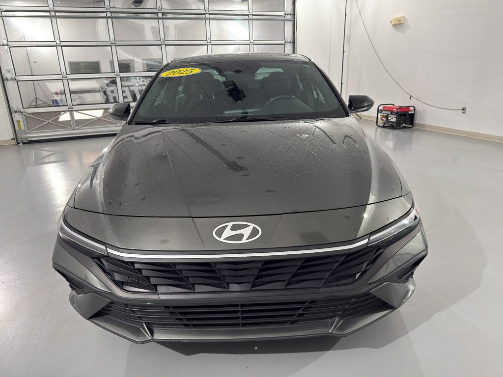 Used 2025 Hyundai Elantra Sport image 2