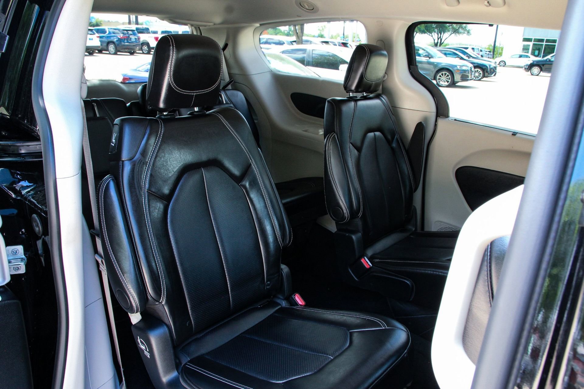 Used 2024 Chrysler Pacifica Touring-L image 36