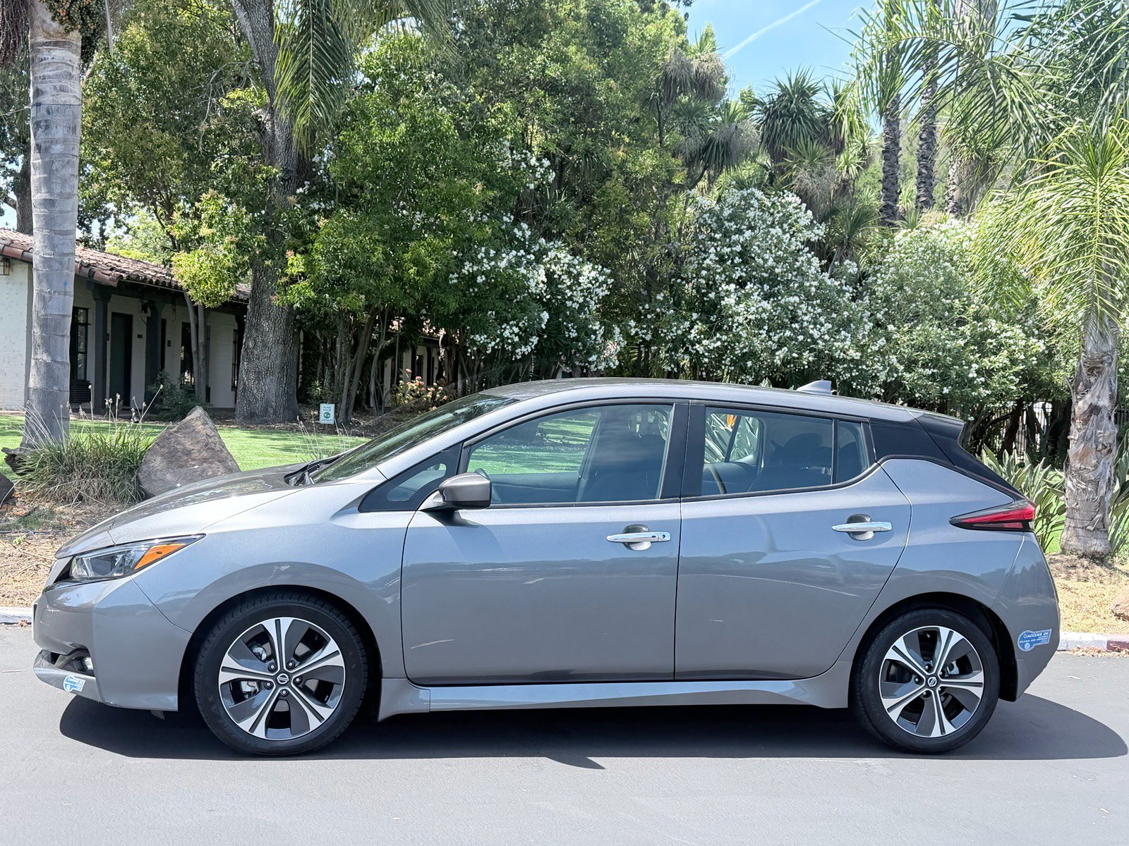 Used 2021 Nissan Leaf SV FWD image 2