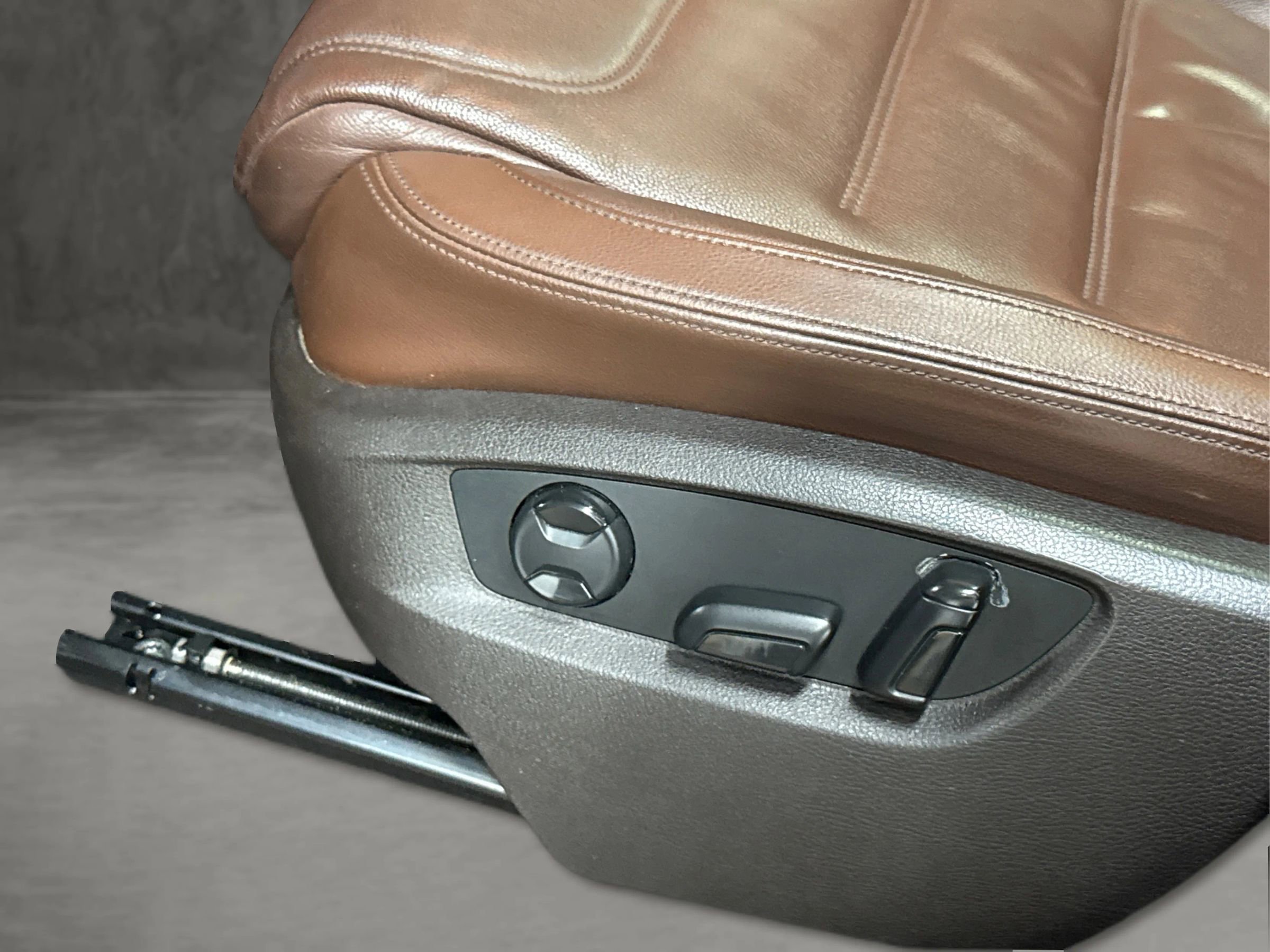 Used 2013 Volkswagen Touareg TDI image 37