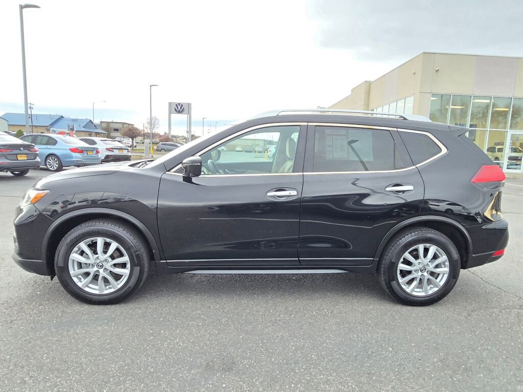 Used 2017 Nissan Rogue SV w/ SV Premium Package FWD image 3