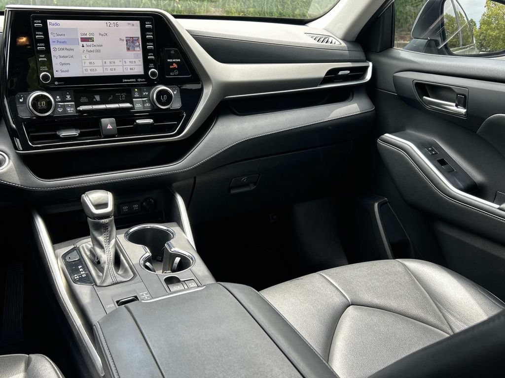 Used 2021 Toyota Highlander XLE FWD image 27