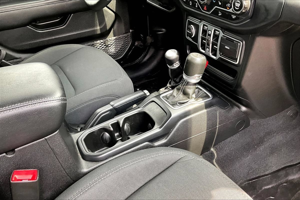 Used 2018 Jeep Wrangler Unlimited Sahara AWD/4WD image 31