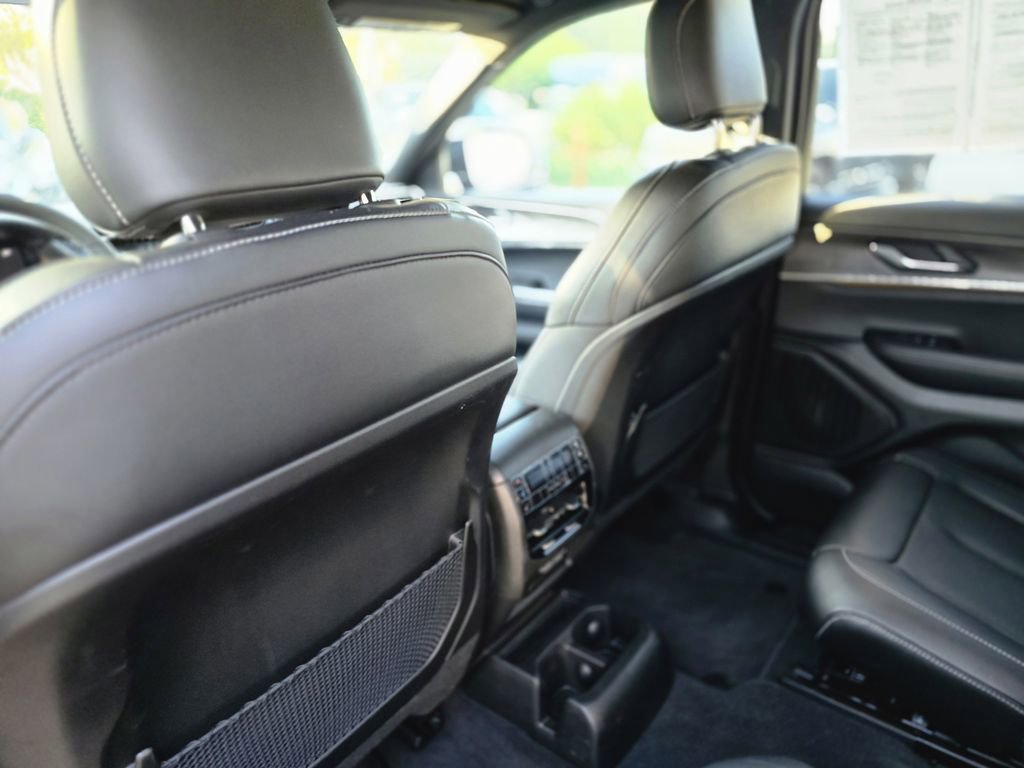 Used 2025 Jeep Grand Cherokee L Limited w/ Black Appearance Package image 10