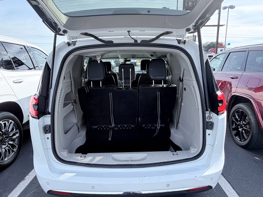 Used 2024 Chrysler Pacifica Touring-L image 9