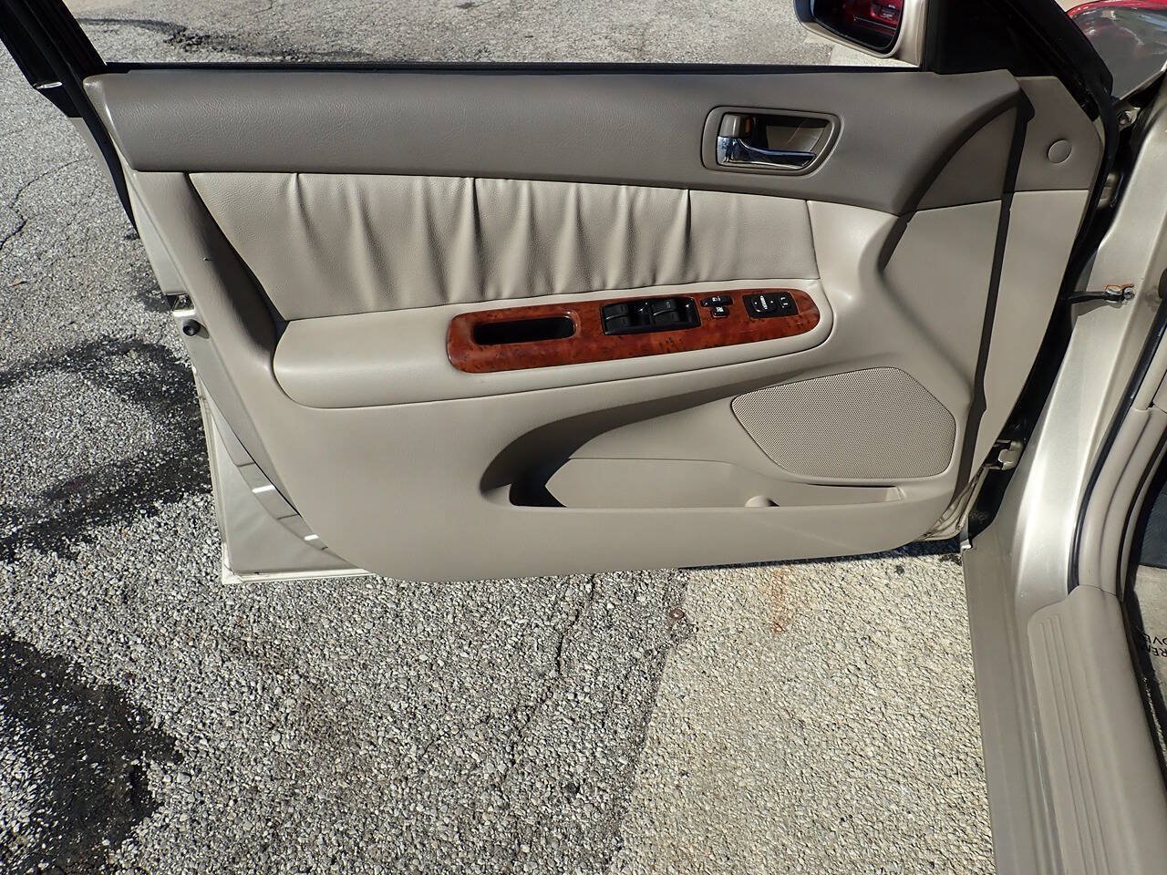 Used 2006 Toyota Camry XLE w/ VSC & Side Airbag Pkg FWD image 9