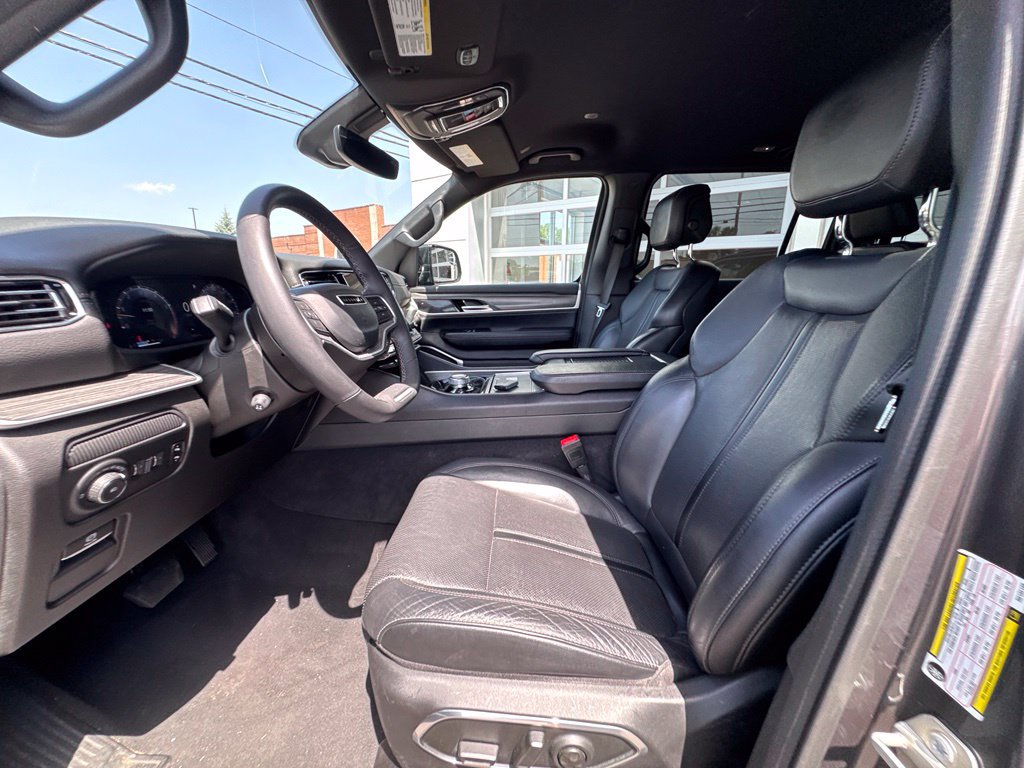 Used 2024 Jeep Wagoneer L Series II w/ Flexible Seating Group AWD/4WD image 21