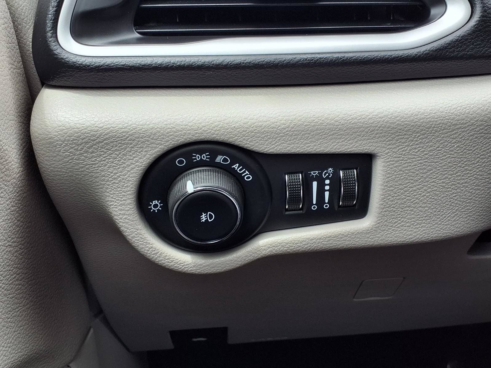 Used 2024 Chrysler Pacifica Touring-L FWD image 21