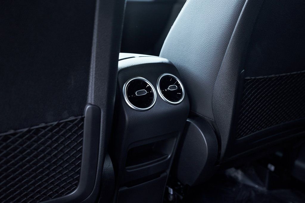 Used 2025 Mercedes-Benz GLB 250 4MATIC w/ Exclusive Package image 33