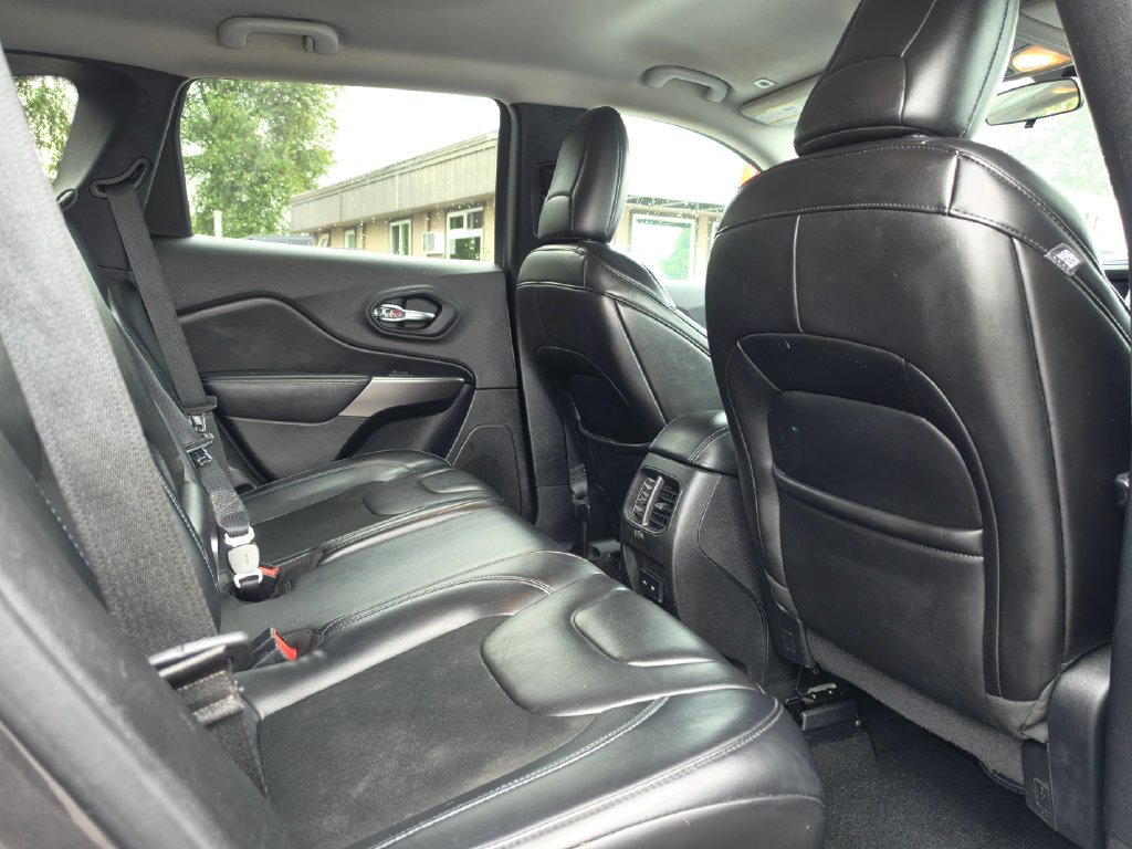 Used 2019 Jeep Cherokee Latitude Plus FWD image 16