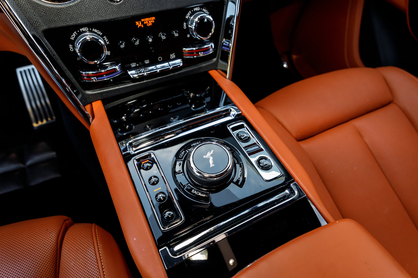 Used 2024 Rolls-Royce Cullinan Base w/ Cullinan Package image 34