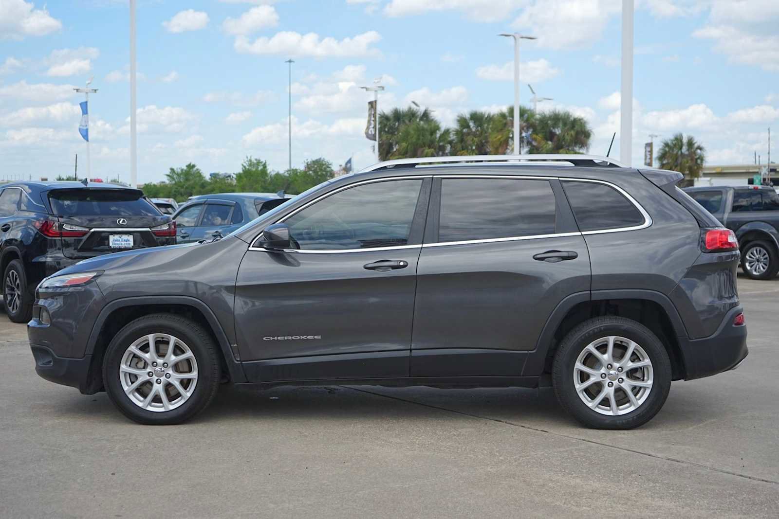 Used 2017 Jeep Cherokee Latitude w/ Comfort & Sound Group FWD image 3