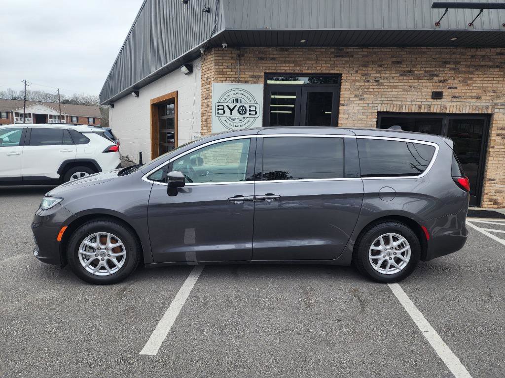 Used 2023 Chrysler Pacifica Touring-L image 2