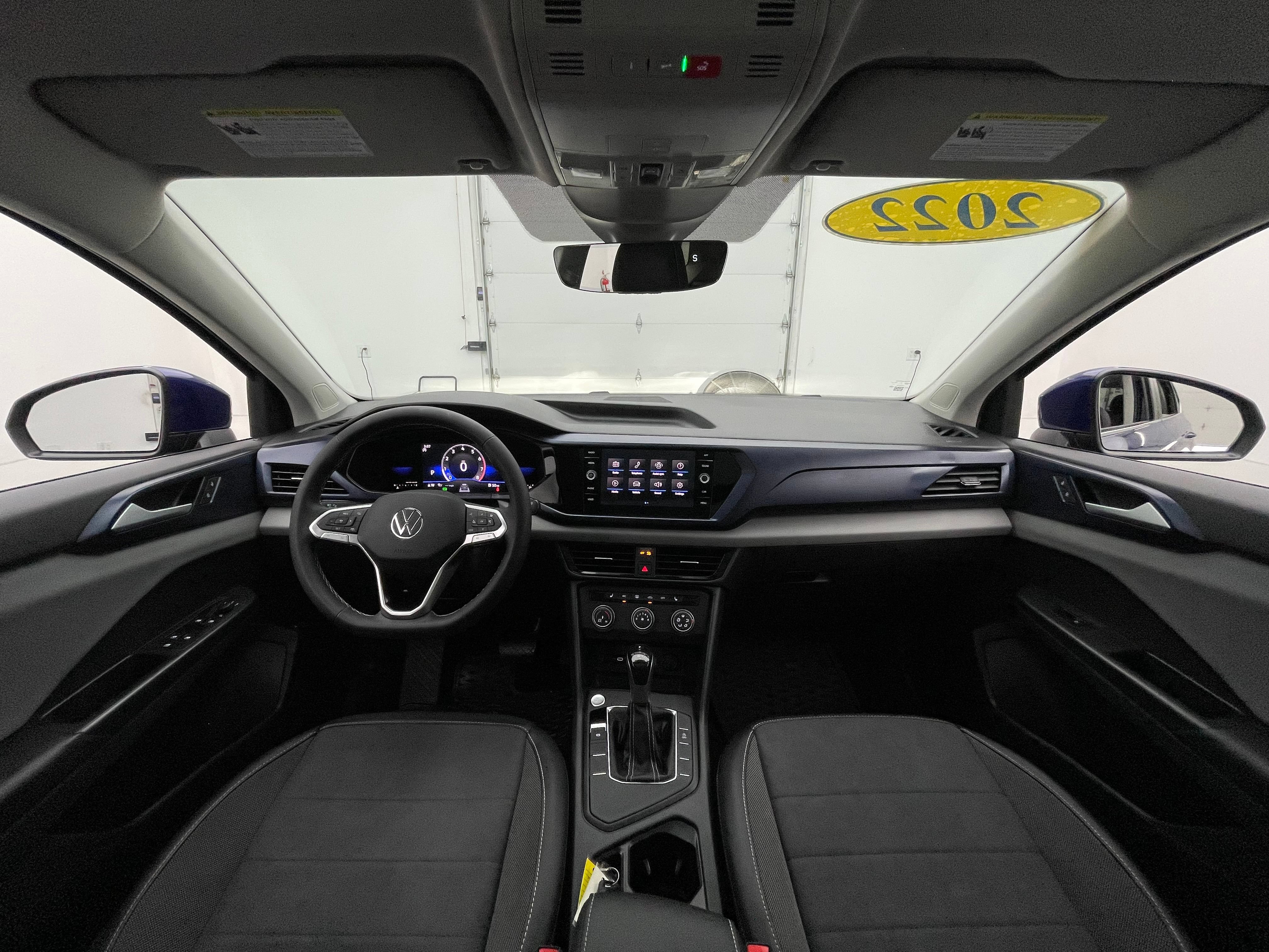 Used 2022 Volkswagen Taos SE w/ Panoramic Sunroof Package FWD image 3