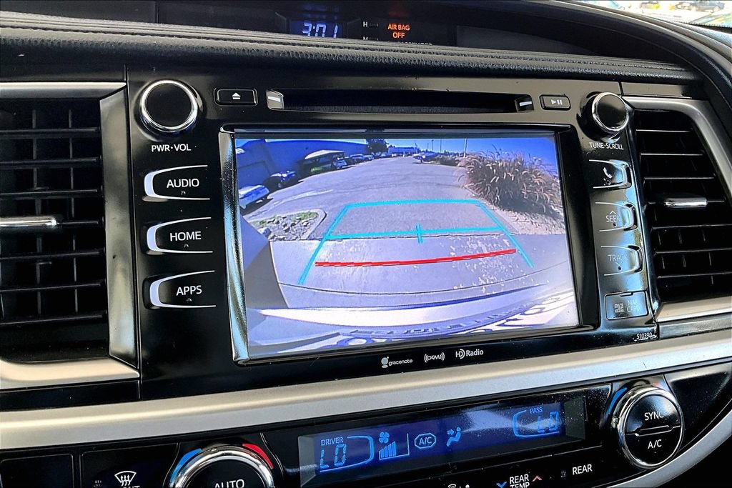 Used 2019 Toyota Highlander XLE w/ Carpet Mat Package (TMS) FWD image 14