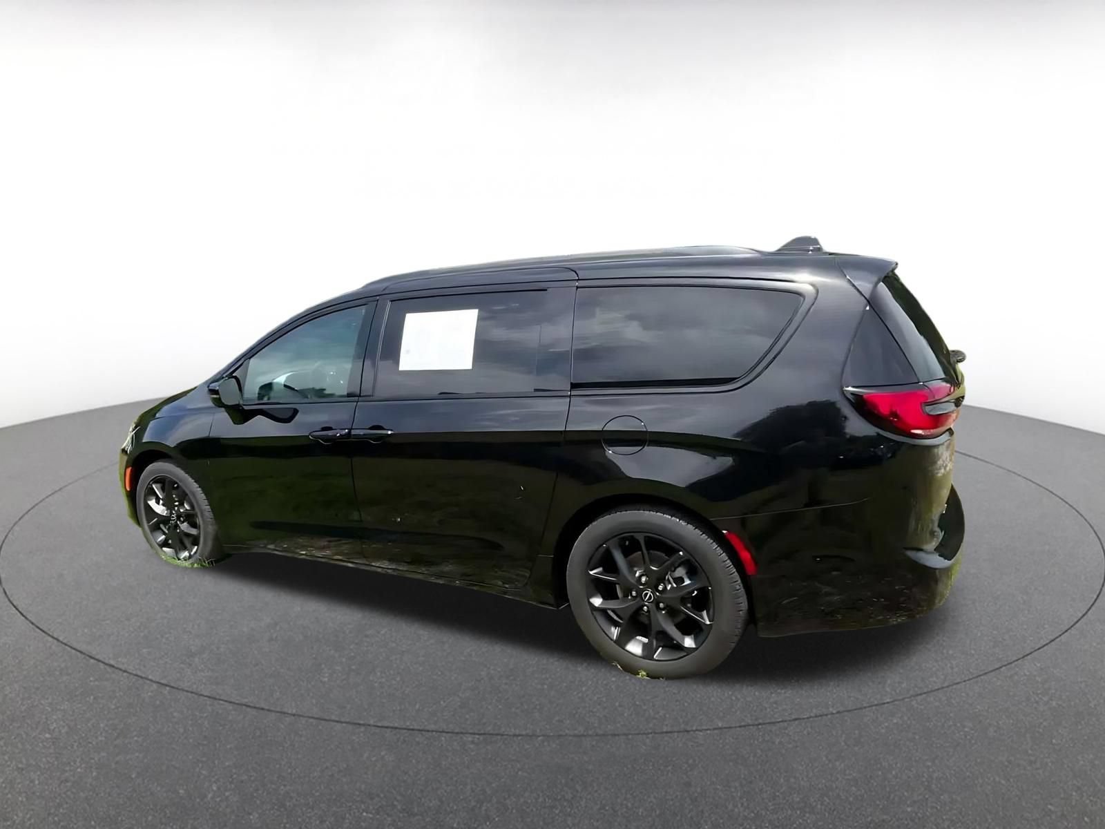 Used 2025 Chrysler Pacifica Limited FWD image 9