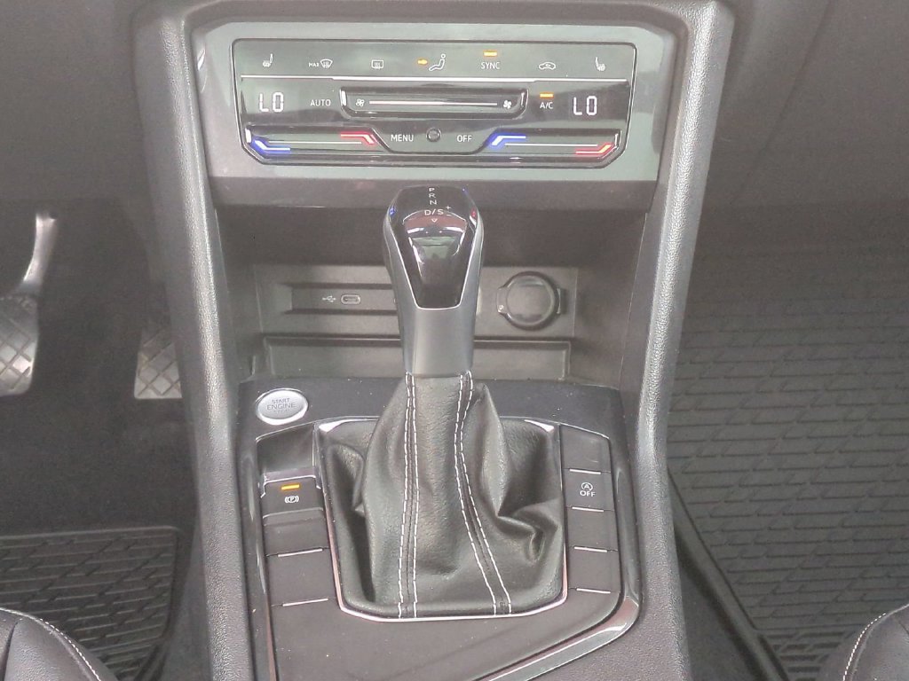 Used 2022 Volkswagen Tiguan SE w/ Panoramic Sunroof Package FWD image 23