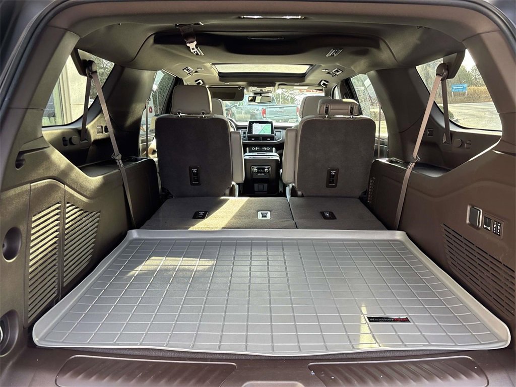 Used 2023 GMC Yukon XL SLT w/ SLT Luxury Package image 18