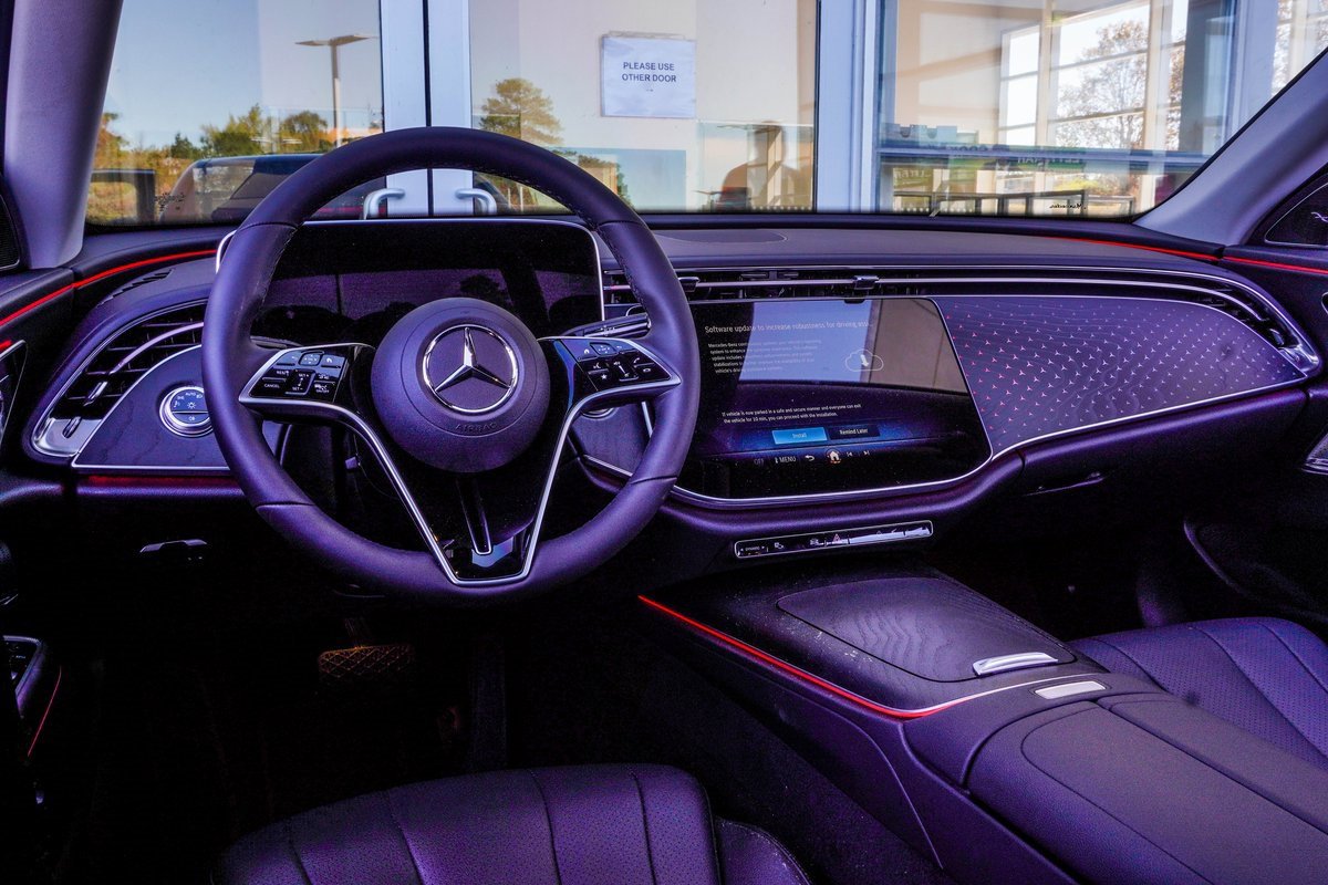 Used 2024 Mercedes-Benz E 350 4MATIC Sedan image 5